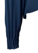 Load image into Gallery viewer, Cropped Silk top with pleated cuffs - Navy
